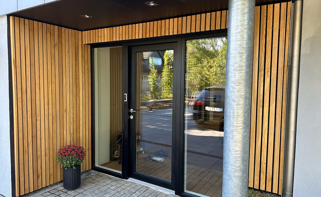 facadebeklædning 22x44mm – høvlet indgangsparti omkring dør -vandret