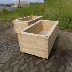 herregårds plantekasse byggesæt i lufttørret egetræ udenfor på hjul