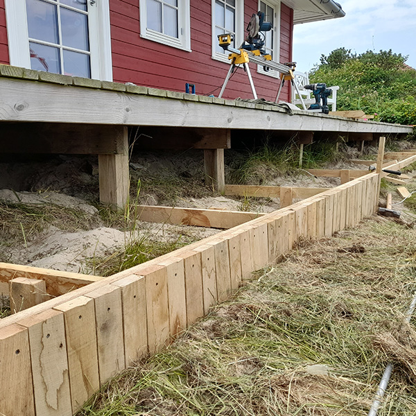 Plantekasse rundt om terrasse ved sommerhus - fundament.