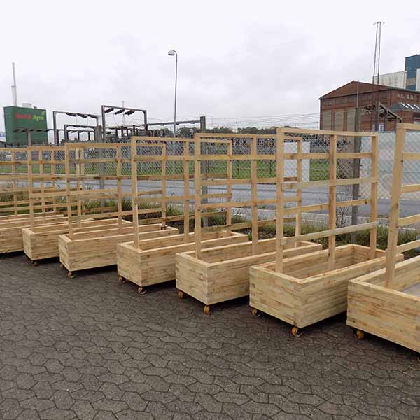 Plantekasser på hjul med espalier. Herregårdsmodel 120x50x45cm (højde inkl hjul). Cirkapris ved 8 stk 38.000 kr inkl moms
