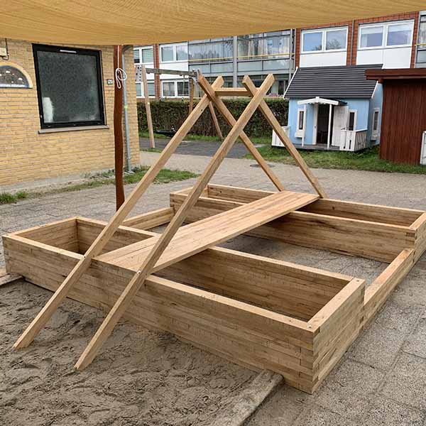 Sansekasse. Sandkasse i midten med højbede på begge sider.