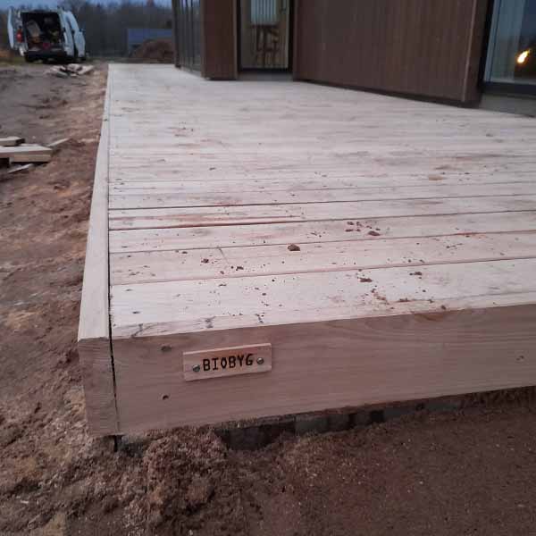 90 m2 træterrasse i lufttørret egetræ.