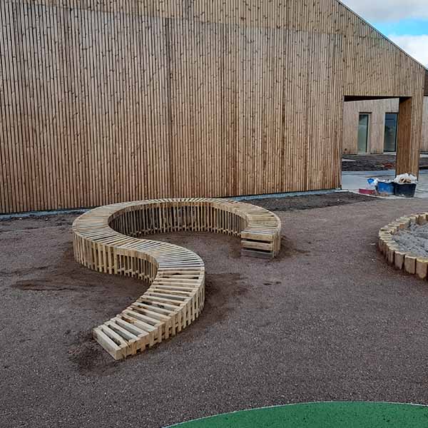 Lamelbænk bygget efter arkitekttegning. Opsat ved pensionat i Lyngby.