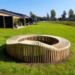 Lamelbænk, rund på græs