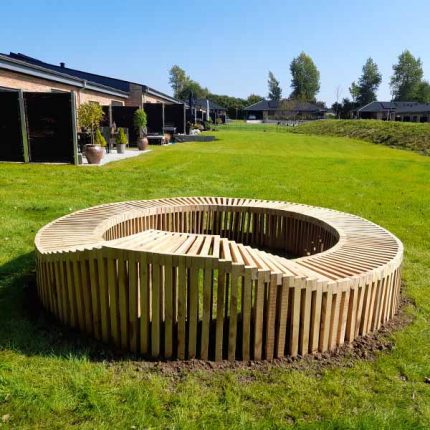 Lamelbænk, rund på græs