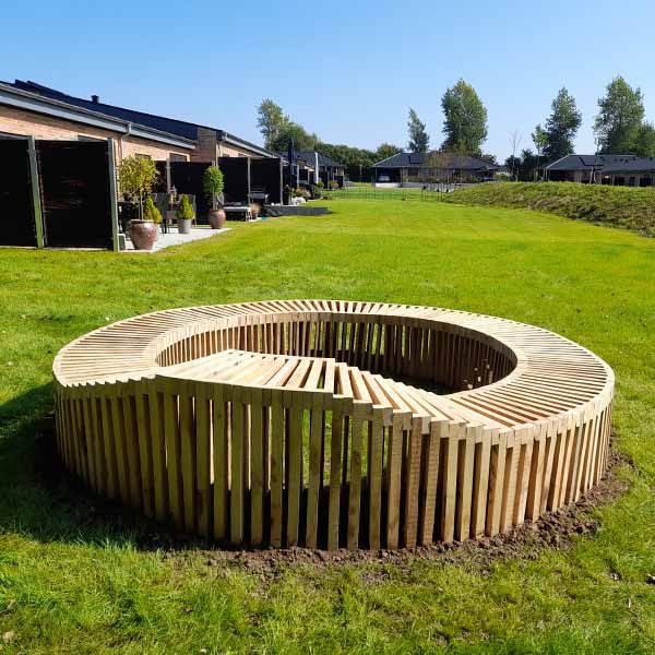Lamelbænk, rund på græs