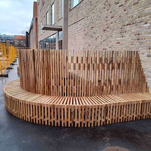 Lamelbænk med ryglæn/hegn - efter tegning