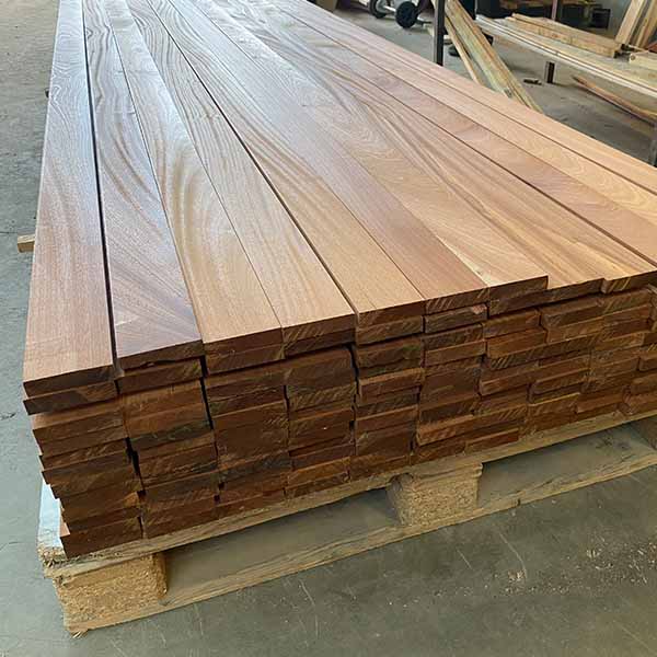 4-siddet høvling af mahognibrædder med runding Ø 3mm på hjørnerne