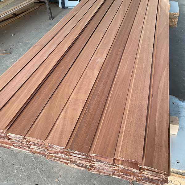 Fremstilling af facadebeklædning i mahogni.