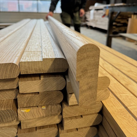 Håndlister efter tegning. Udført i klasse A møbeltørt egetræ.