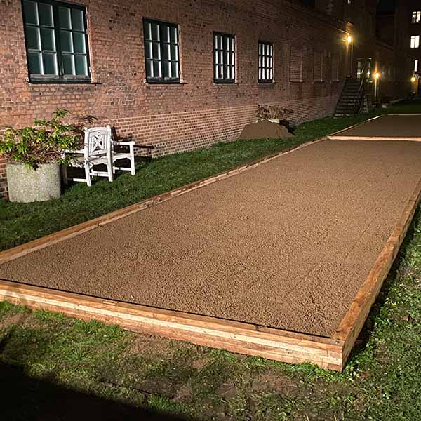 Dobbelt petanquebane 3x12 meter anlagt i forlængelse af hinanden for boligforening i KHB