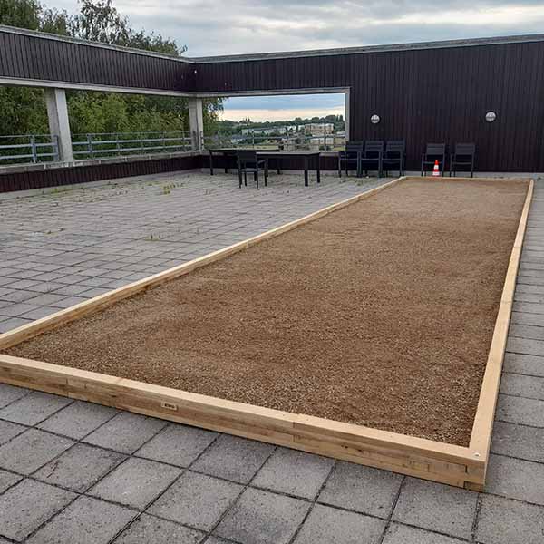 3x12 meter petanquebane anlagt på tagterrasse på RUC - Roskilde Universitets Center.
