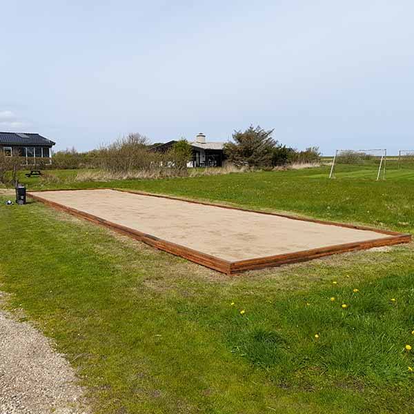 Petanquebane 4x15 meter anlagt på fællesarealer i sommerhusområde ved Lemvig.
