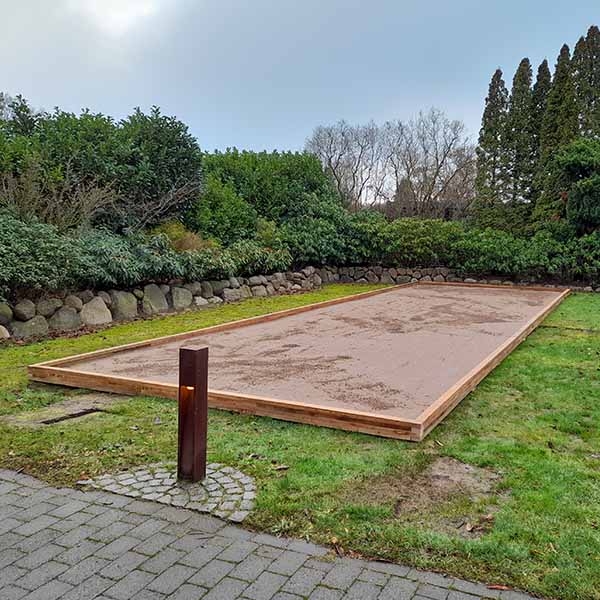 Petanquebane 3,5x13 meter anlagt på fællesarealer.
