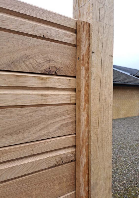 byggevejledning - hegn eghjort - liste yders på hegn der dækker skruer - 720x1024