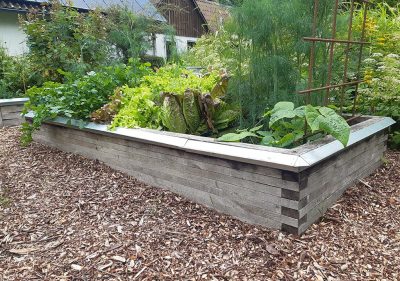 højbed - herregård med masser af grøn og gård i baggrunden - 1024x720