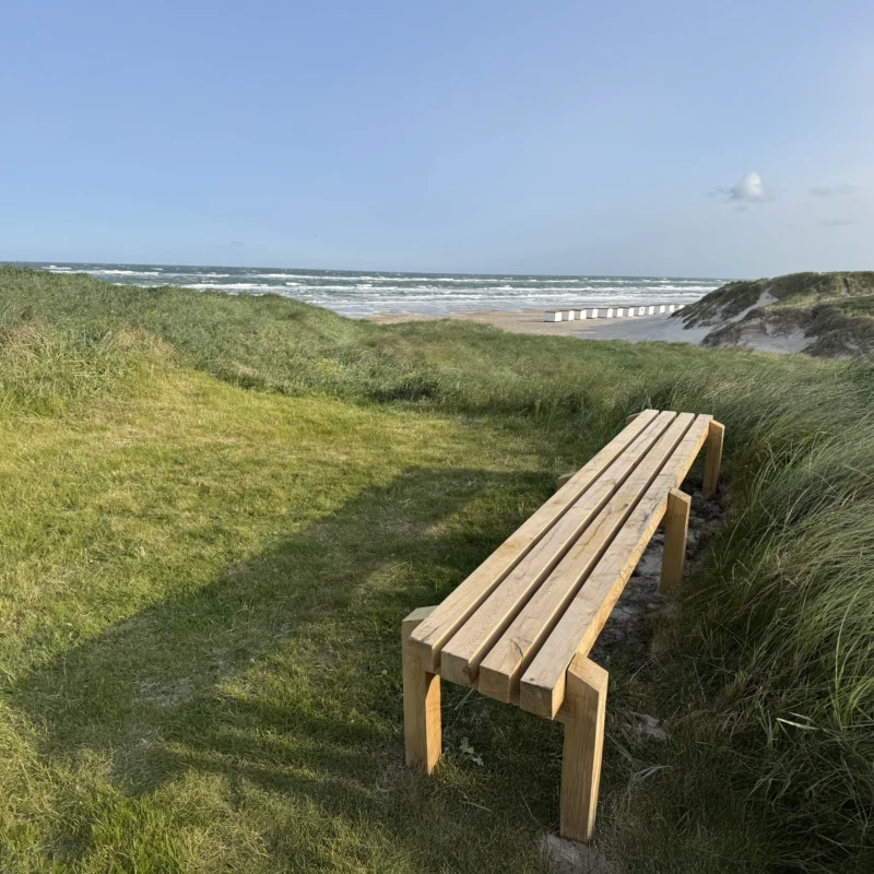 Bænk i lufttørret egetræ