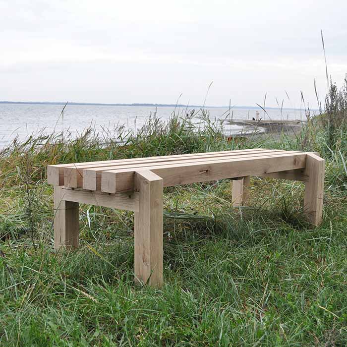 bænk - bænkebidder højt græs ved vandet 05 offentligt - 700x700