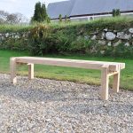 bænk - bænkebidder ved kirke mur 02 offentligt - 700x700