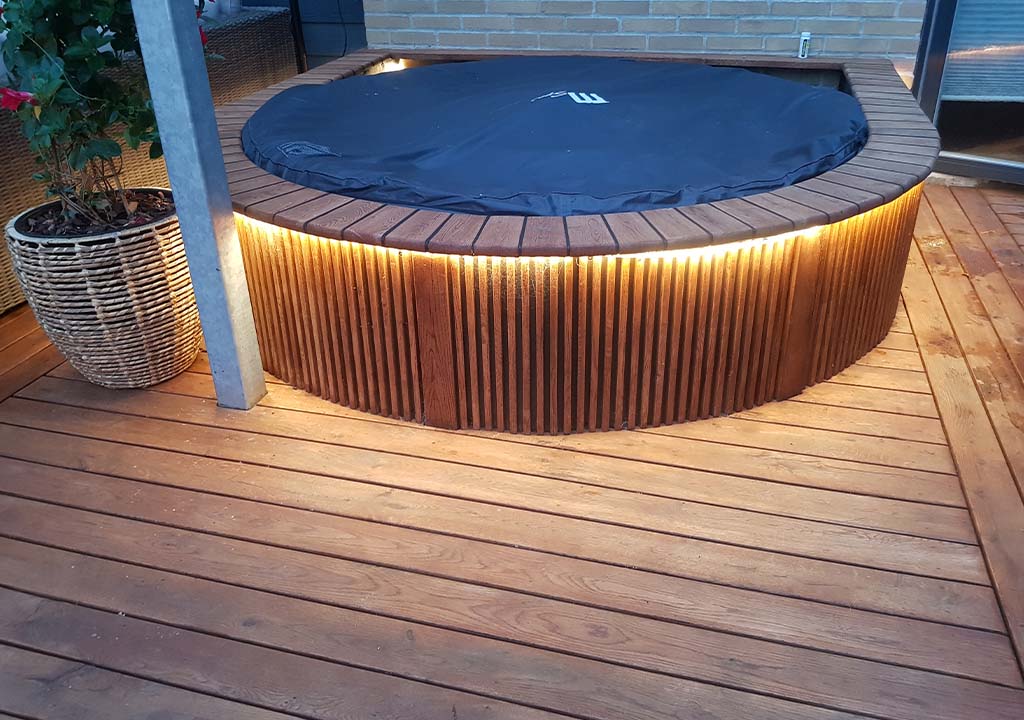 fra kunde - terrasse - john mikkelsen - med store planker og olieret 04