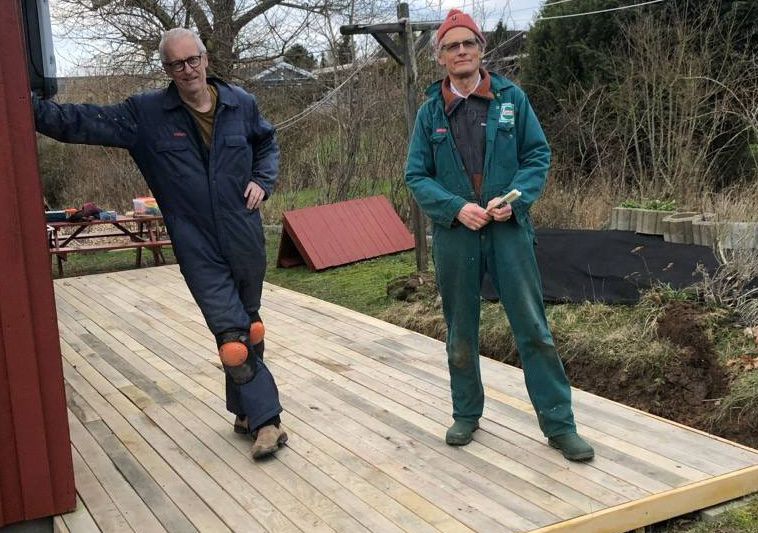 to-maend-staar-paa-en-terrasse-753x533-1