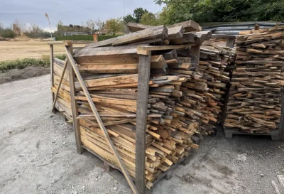 Egetræsbrænde i bur. Egebrænde - Salg egetræsbrænde - brænde i eg