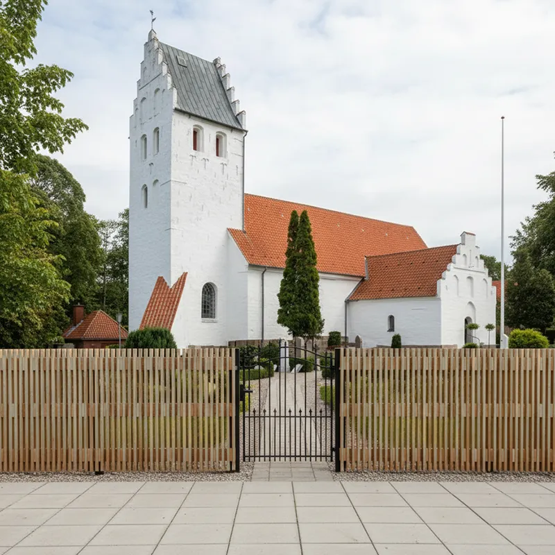 Lamelflex-hegn-foran-kirke